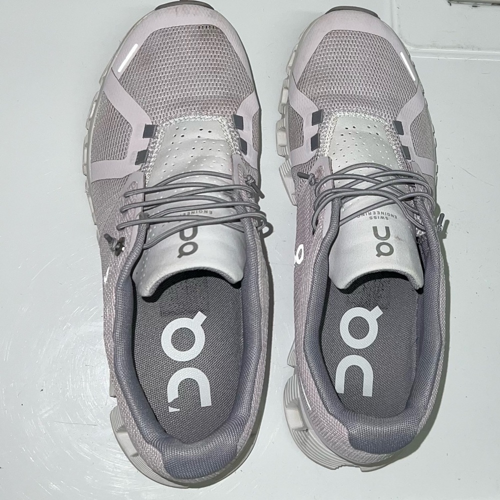 On Cloud Women’s 5 Lily Frost Size 8.5 GUC